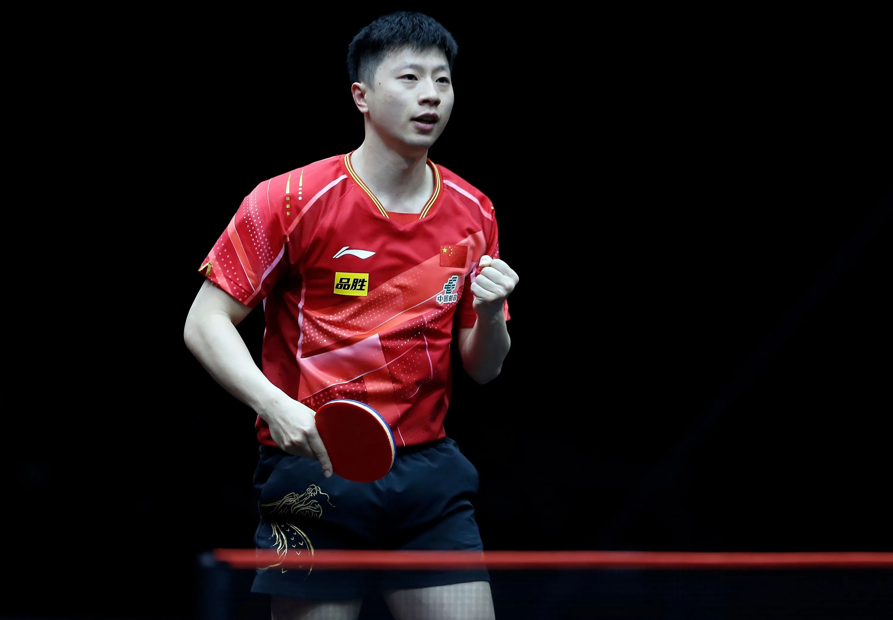 运动员在场上奋勇拼搏，展现出顽强意志