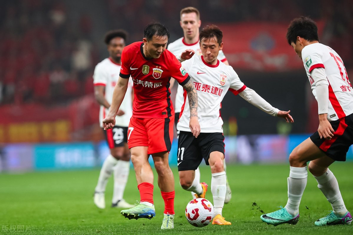 上港主场大胜河北，继续领跑积分