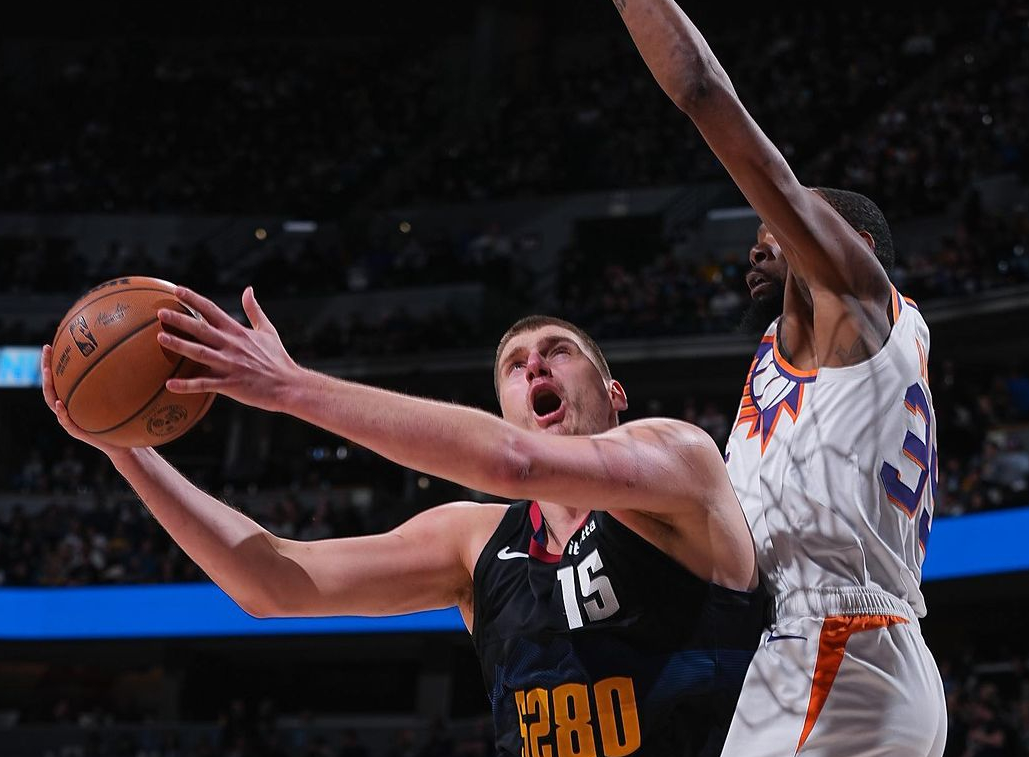 开云APP-包含赛事中惊险连连，球队撑起一片天的词条