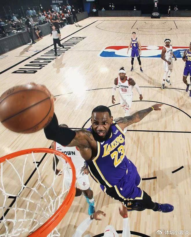 开云体育入口-湖人队季前热身赛失利，詹姆斯仍拼搏