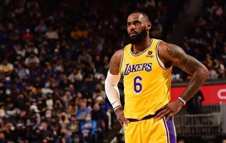 湖人队季前热身赛失利，詹姆斯仍拼搏