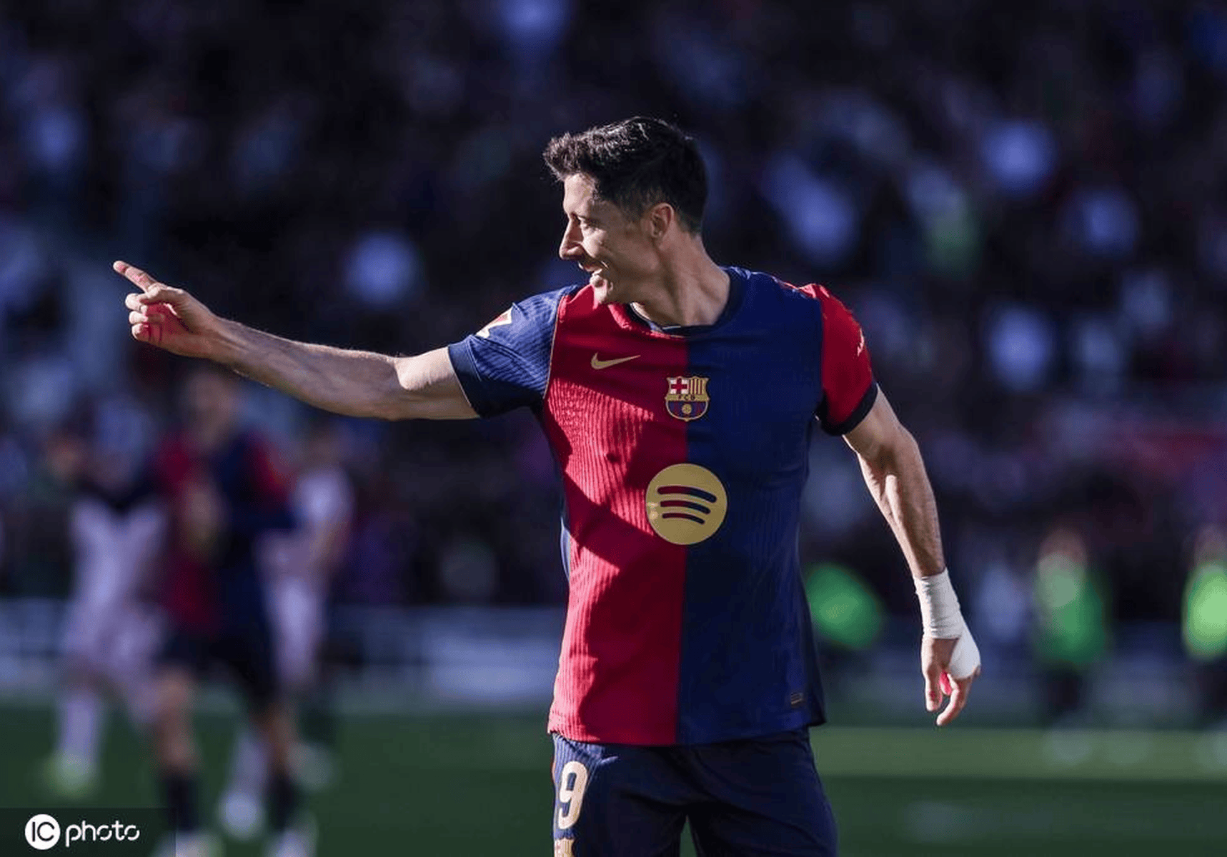 关于莱万多夫斯基梅开二度，拜仁慕尼黑轻松晋级的信息