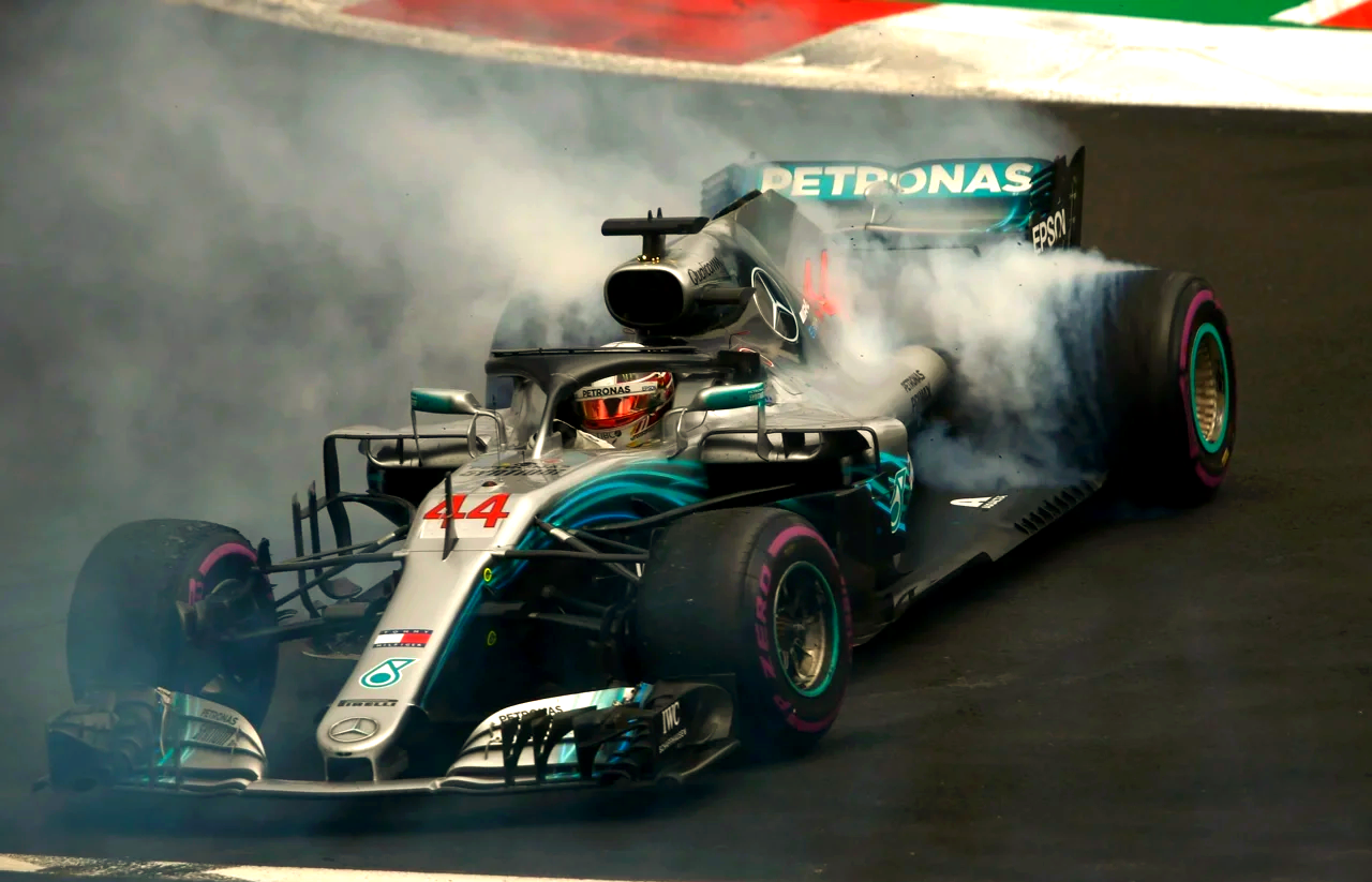 包含索伯车队碾压哈斯车队，汉密尔顿点燃赛场的词条